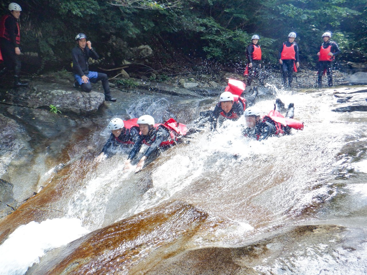 キャニオニング/シャワークライミングを通じて、自分自身に新たな挑戦を与え、トライして成功することにより、充実した達成感を得ることができます。