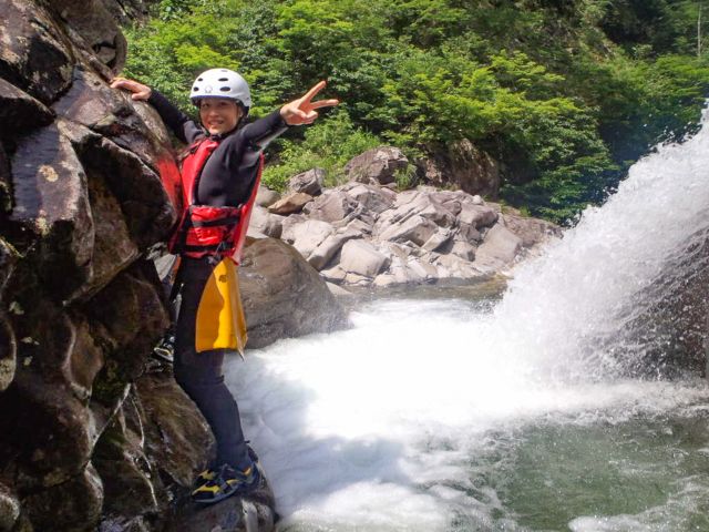 沢登りのテクニック「へつり」についてご存知でしょうか?へつりとは、登山時に主に沢の遡行中などに行う、水流や川岸の岩場などを足場を探しながら横へ横へ登る技法です。