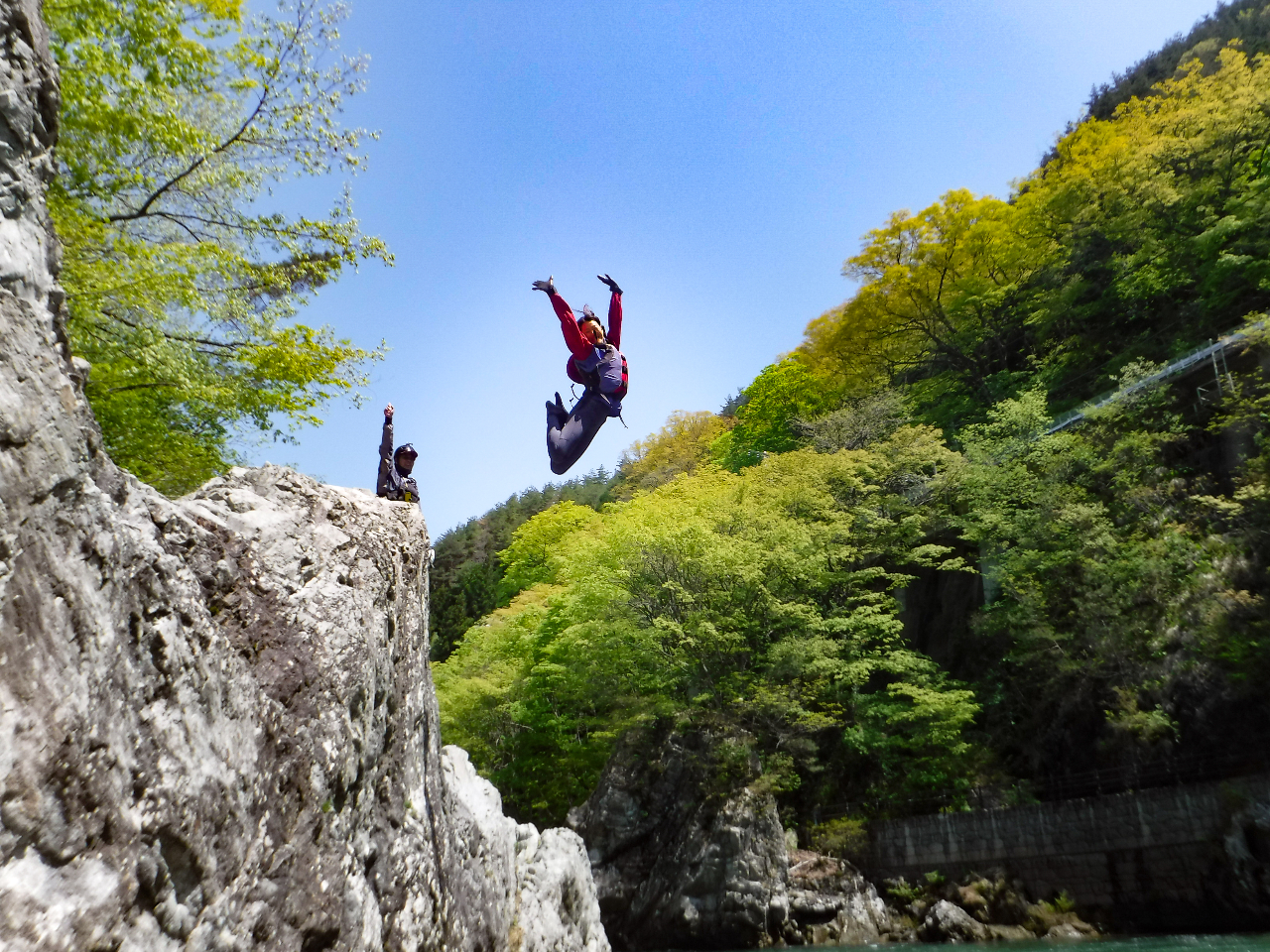 水量が落ち着く夏7-10月は、ラフティングしながら、高岩ジャンプやボディーラフティングなど川遊びのオプションが満載のツアーとなります。