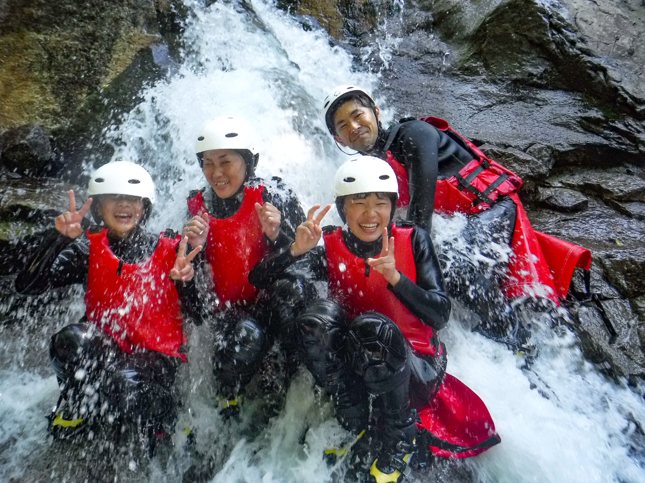 ui̐X񂾓VŔAƂĂ₽łB̐X̒ŃLjIjOcA[JÂĂ܂B̐𗁂ѕԂłǍʂ邱Ƃł܂B