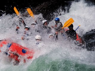 春(4?6月)雪解け増水で“世界レベルの激流ラフティング” → スリル重視なら絶対この時期!!