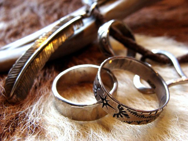 刻印を打ち込んで作るリングから、金槌で叩いて作る鎚目リングまで、本格的なジュエリーを作れる体験です