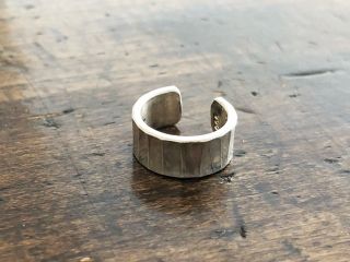シルバー950の地金をハンマーで叩いて模様を付ける本格的なジュエリー体験です。鎚目イヤカフ(縦方)