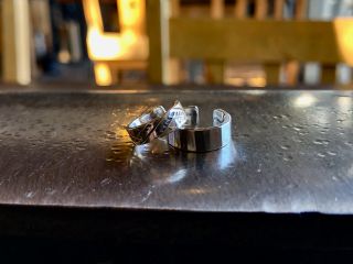 刻印イヤカフ4mm(左) 鎚目イヤカフ5mm(右)