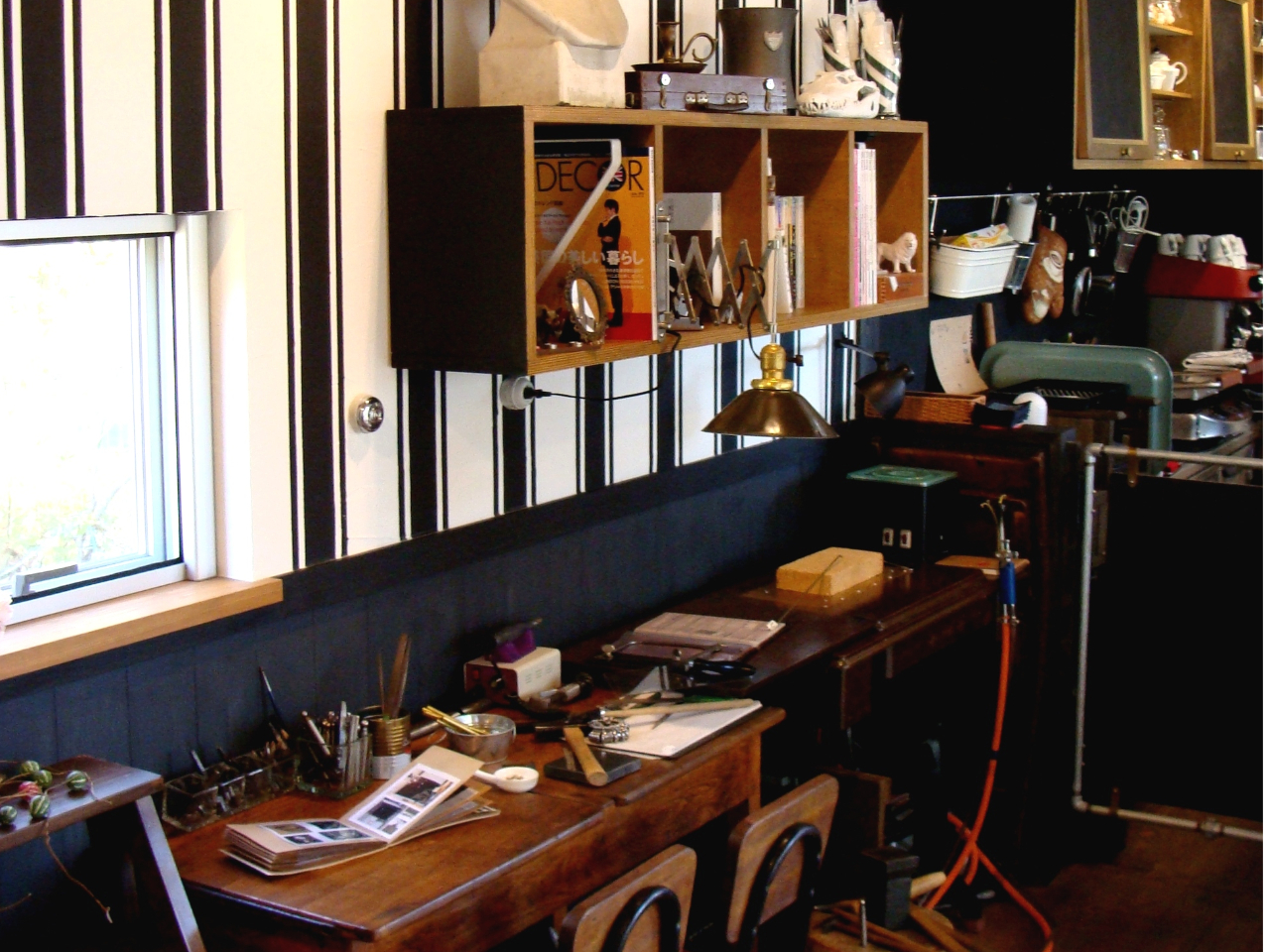 バーナーとリューターのテーブル。最後は驚くほどピカピカになります。