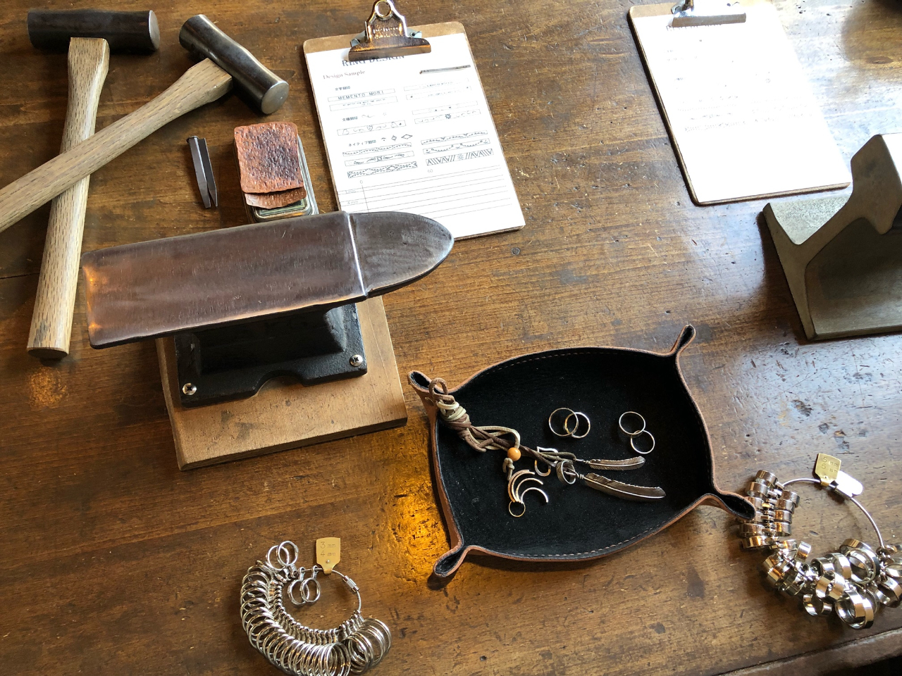 職人が作る高級ジュエリーと同じ制作工程で作る、本格的なリング作りを体験できます