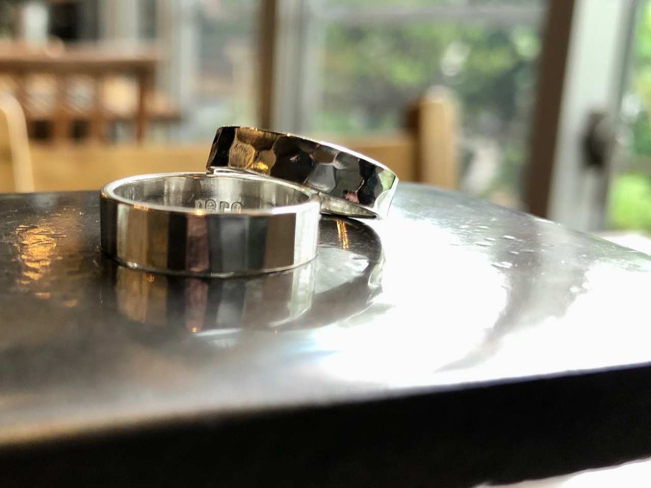 ハンマーで表面を叩いて作る鎚目(縦目)のリング5mm幅(左 )鎚目リング4mm(右)