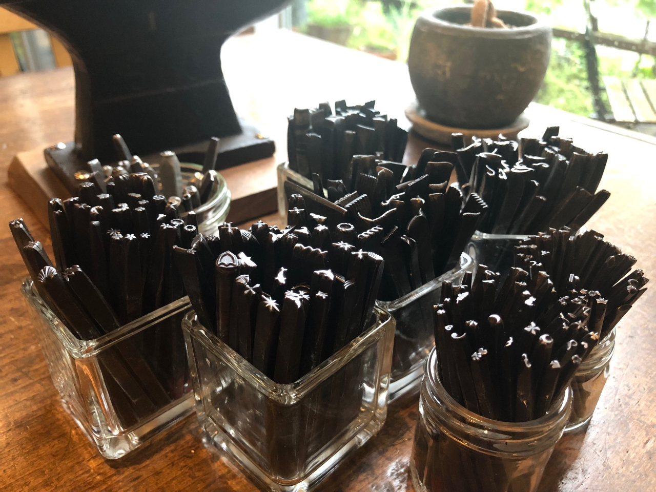 店主が作るオリジナル刻印が150種類ほどあります。自由に組み合わせてオリジナルのデザインを作ってください