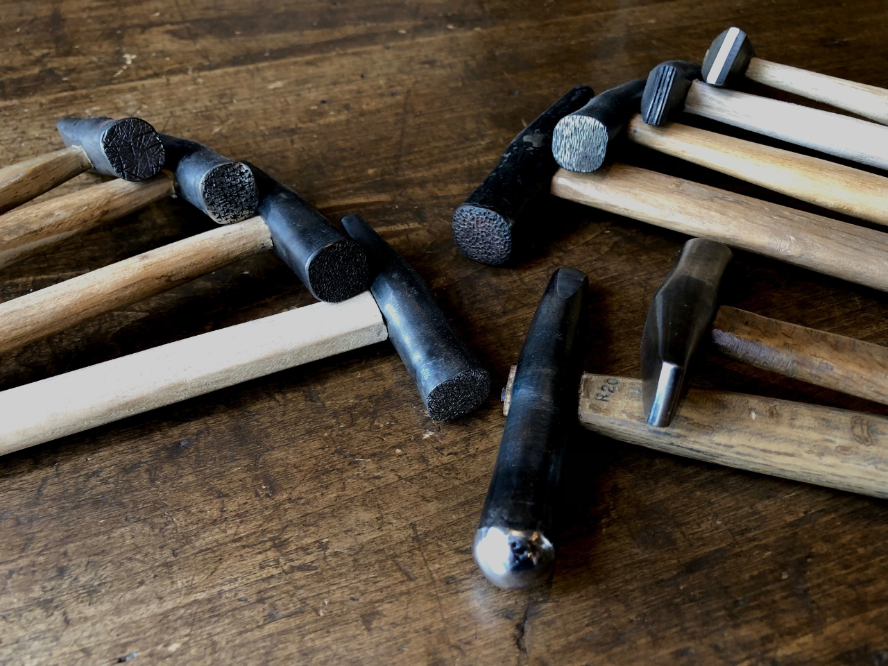 刻印の他にもハンマーで叩いて槌目模様を付けることもできます。 いも鎚や荒し鎚など沢山の中からお選び頂けます。