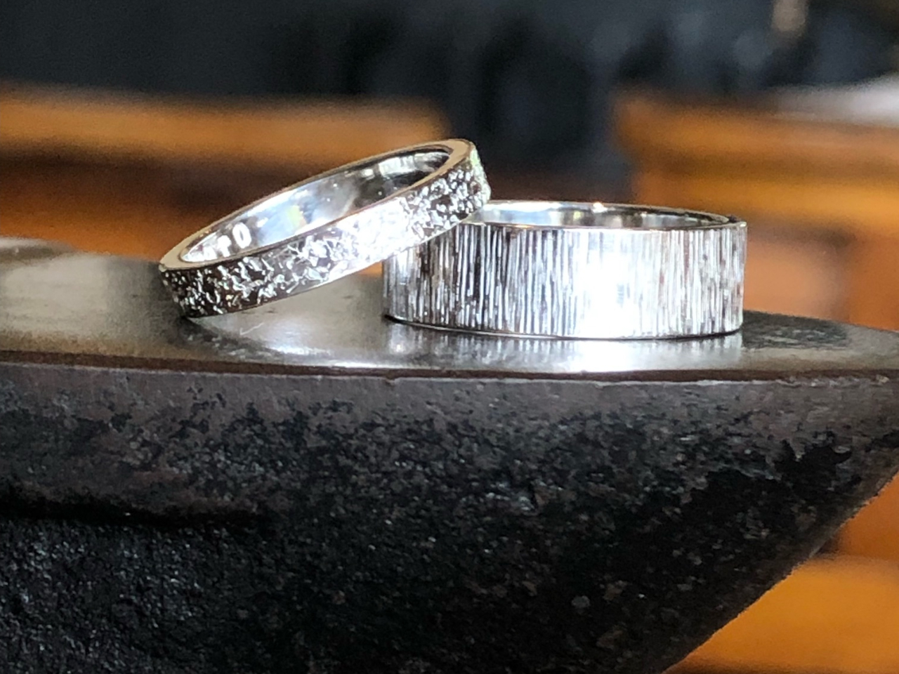 シンプルなリングがお好きな方には、荒し鎚で模様をつけたリングがおススメです。