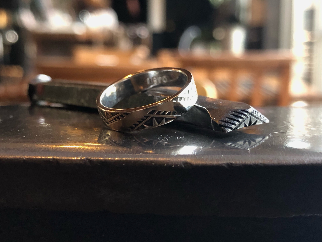 刻印を入れてデザインしたリングです。鎚目のリング以外にも、ネイティブ柄のリング作りを体験できる珍しい工房です。