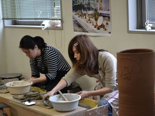 愛知県名古屋市にある豊らくでは、落ち着いた空間で、納得のいく陶芸作品づくりができます。
