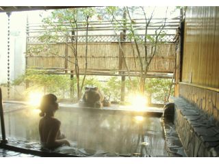 川のせせらぎに癒される露天風呂でゆったりと寛ぎの時間を