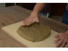 工程1:粘土の塊を必要な大きさまで叩いて伸ばします。