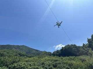 森の緑と青空を一気に駆け抜けるジップスライド。風を切る爽快感は、大人も子供も夢中になること間違いなし!