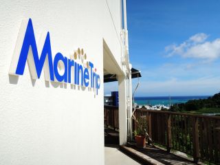 2014年に新築移転した店舗からは、海を眺めることが出来る絶好のロケーションです!沖縄県公安委員会より『安全対策優良事業所』に認定されております。