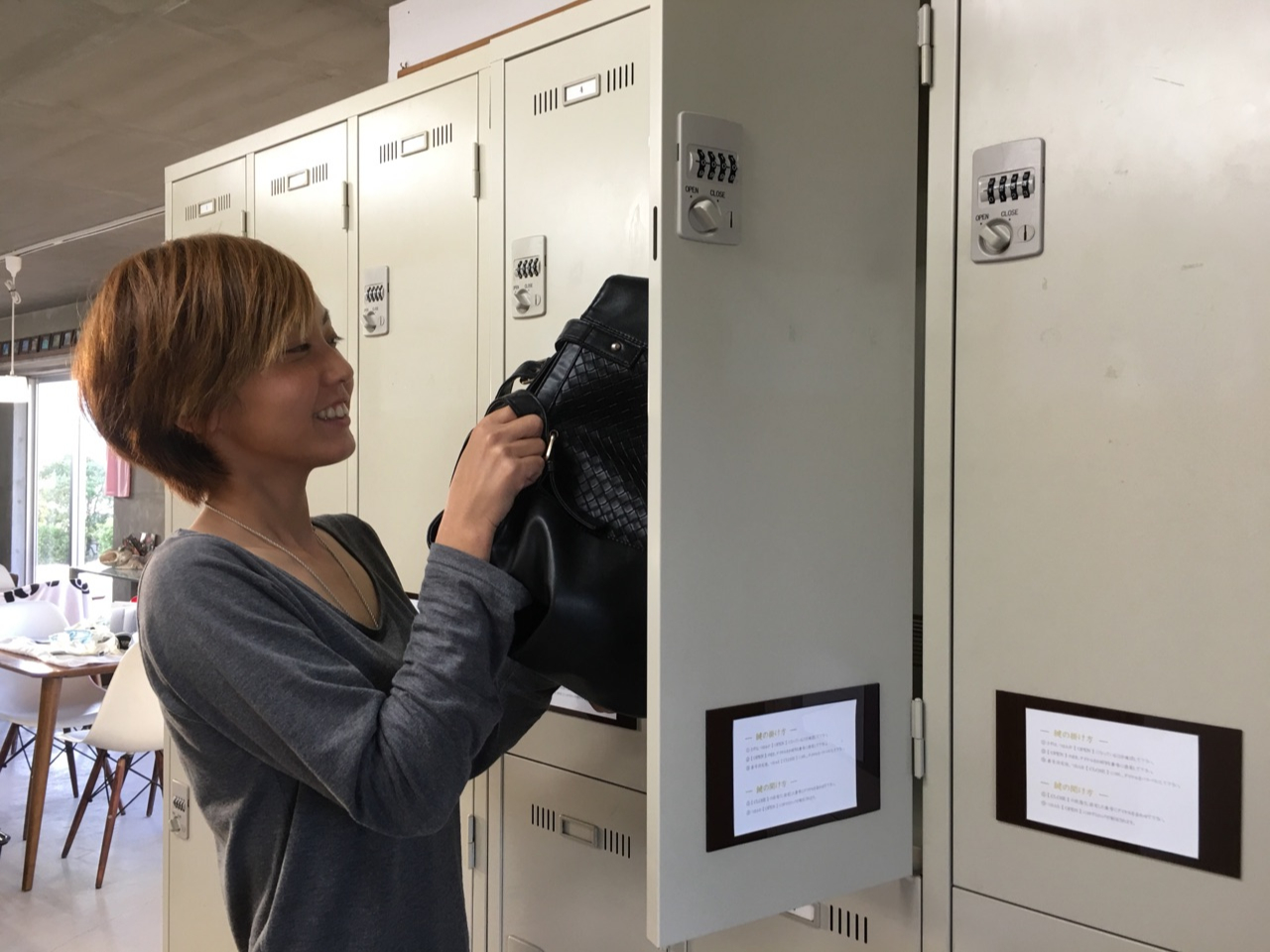 貴重品やお荷物は、鍵付きのロッカー(無料)にてお預かりしております。ご自身で暗証番号を設定できるタイプのロッカーですので、鍵の紛失の心配もございません。