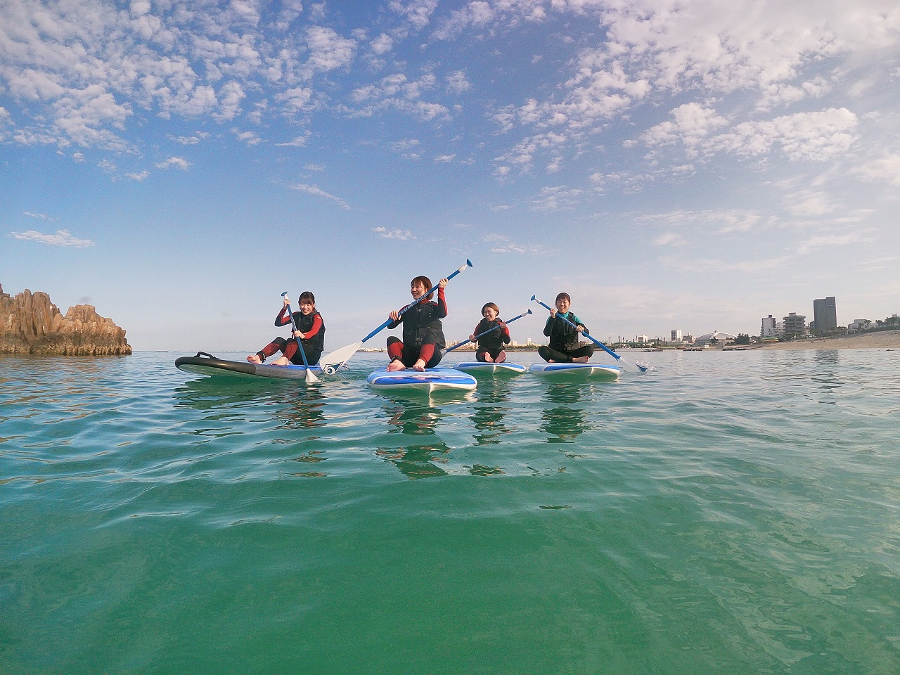 東シナ海に面した北谷町の海が開催地です。エメラルドグリーン色で、沖縄らしい高い透明度の海が広がります。ツアーの前に安全についての話と、陸上でSUPのレクチャーを