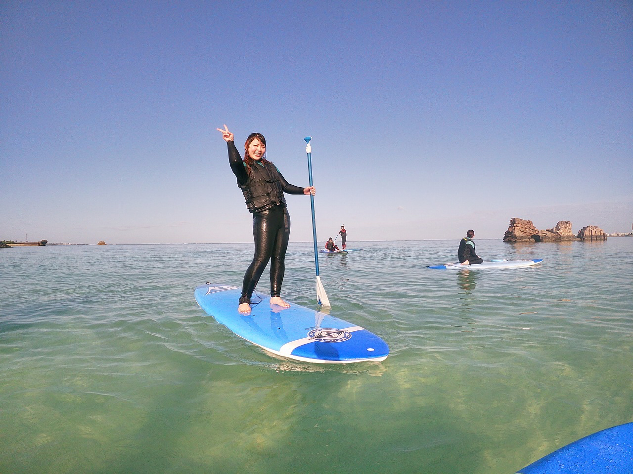 SUPは高い目線から景色をながめられるのが特徴の1つ。水の上に立っているような感覚を味わいながら、遠くまで見渡すことができます。