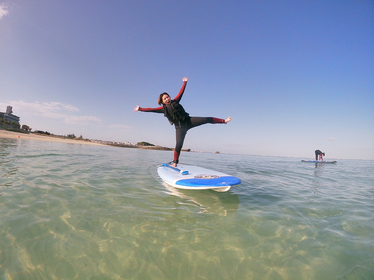 海の上には視界を遮る高い建物等はなく、空も広々と眺める事ができ、解放感抜群です。立ったり座ったり、SUPは自分が楽な姿勢で楽しめます。