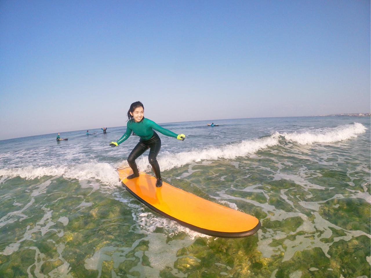 サーフボードの説明・パドリング〜テイクオフまで、しっかりとインストラクターがサポートいたします。
