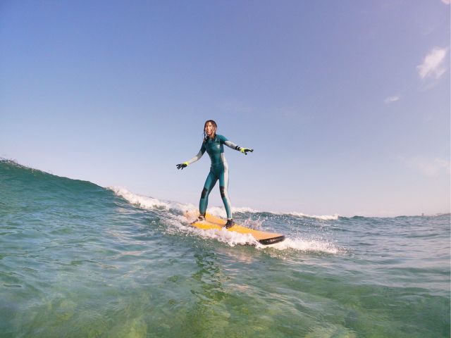 サーフボード・ウエットスーツ・リーフブーツなどのレンタル品は全てこちらでご用意いたします。持ち物は水着とタオルだけです。どなたでもお気軽にコースに参加できます。