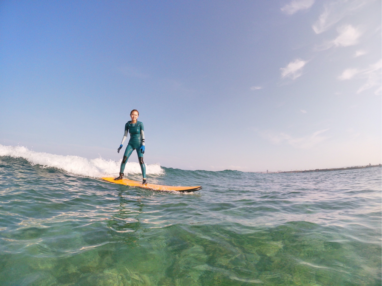 お一人様でのコース参加大歓迎です。「サーフィンをしたいけど1人だからどうしよう!?」と悩んでいる方も是非お越し下さい。明るく親切なスタッフが対応いたします。