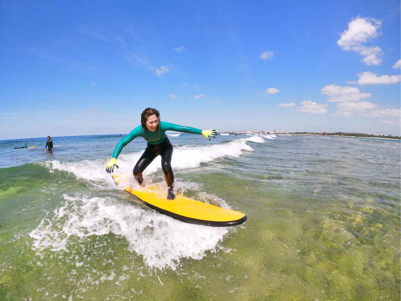 ショップは沖縄西海岸で一番メジャーなサーフポイント「砂辺」のすぐ側です。温水シャワー・更衣室・無料駐車情も完備で、快適にサーフィンをお楽しみいただけます。
