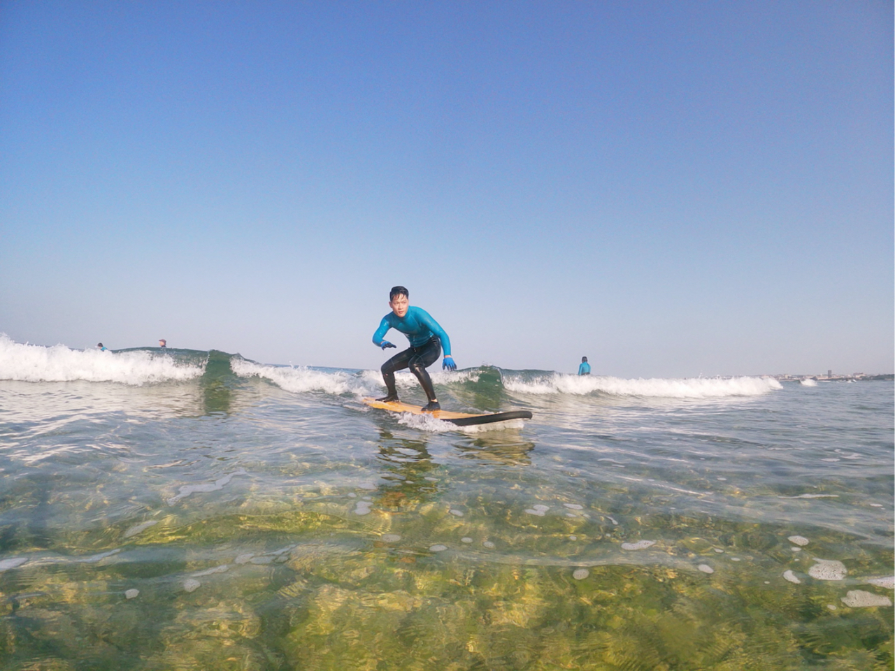 体験サーフィンスクールは足の着く水深で行いますので、泳げない方でも安心してコースに参加して頂けます。心配な方はライフジャケットをご用意します。