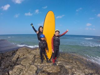 親子で一緒にサーフィンデビュー! ハイサイのサーフィンスクールはお子様の参加も大歓迎です!サーフィンは健康的な素晴らしいスポーツです。