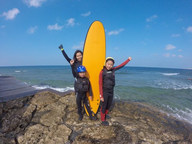 親子で一緒にサーフィンデビュー! ハイサイのサーフィンスクールはお子様の参加も大歓迎です!サーフィンは健康的な素晴らしいスポーツです。