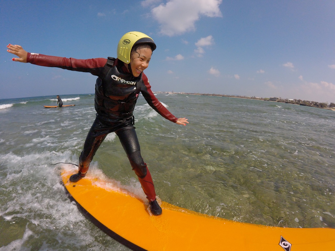 波に乗る爽快感は大人も子供もかわりません、是非親子で一緒にサーフィンデビューしてみませんか?コース参加にあたり事前に疑問なことがありましたらお問い合わせ下さい。