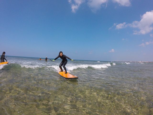 泳ぎが苦手な方にはライフジャケットもご用意しています、不安なことがありましたらお気軽にお問い合わせください。サーフィンに必要なものは全て料金に含まれています。