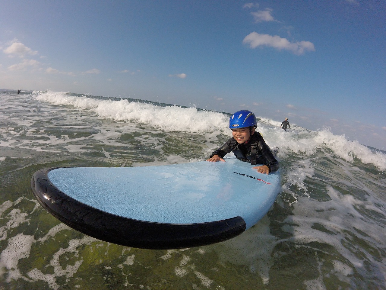 サーフボード・ウエットスーツ・リーフブーツなどのレンタル品は全てこちらでご用意いたします。持ち物は水着とタオルだけです。どなたでもお気軽にコースに参加できます。