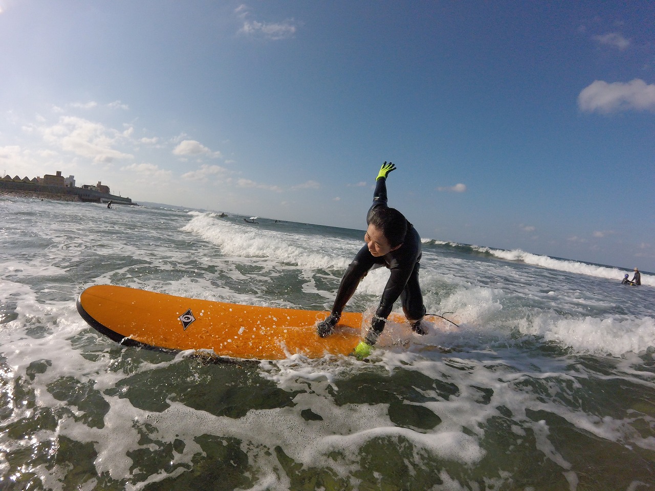 ショップは沖縄西海岸で一番メジャーなサーフポイント「砂辺」のすぐ側です。温水シャワー・更衣室・無料駐車情も完備で、快適にサーフィンをお楽しみいただけます。