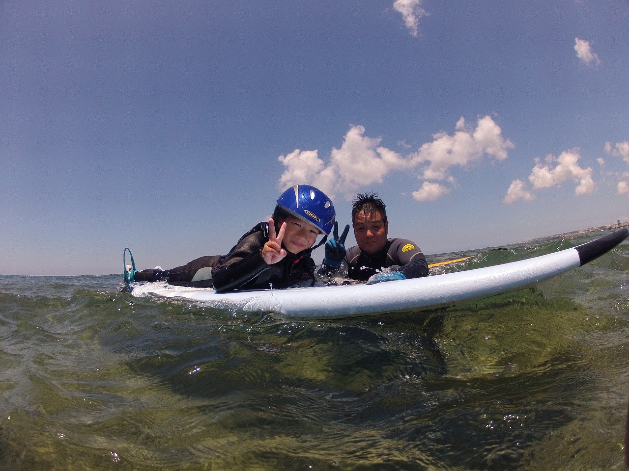 R[X͂ql̃xɍ킹āAJÂ܂B1lŔgɏ̂sȂqĺACXgN^[ꏏɔgɏ܂B