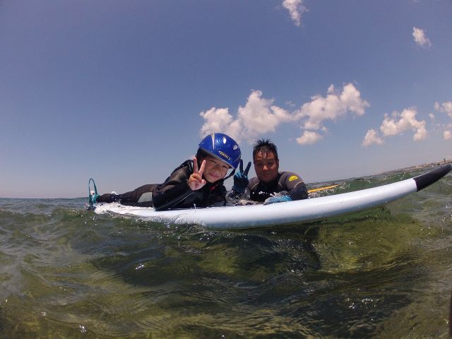 コースはお子様のレベルに合わせて、開催します。1人で波に乗るのが不安なお子様は、インストラクターが一緒に波に乗ります。