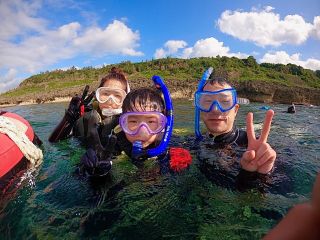 透き通る青い海に差し込む光、泳ぐ魚たち。心地よい浮遊感と非日常の世界へ、シュノーケリングで飛び込もう!