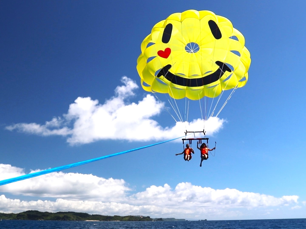 かわいいにこちゃんパラセーリング