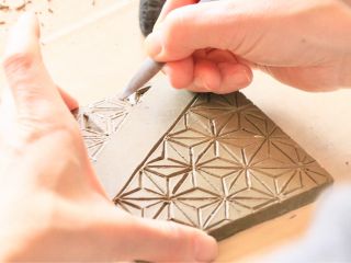 200万年前の土を用いて自分だけのデザインを彫る♪ 吸水性抜群!実用的なマイコースターをつくりましょう!