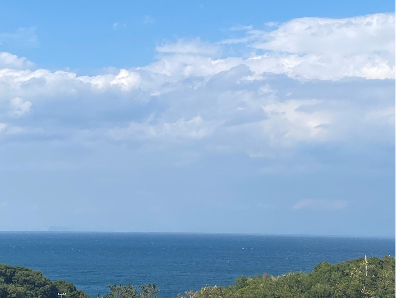 ギャラリーの大きな窓からは高台から見渡せるオーシャンビュー♪作業途中に海を眺めていっぷくも♪