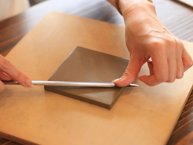 デザインをイメージしながら、粘土を均します