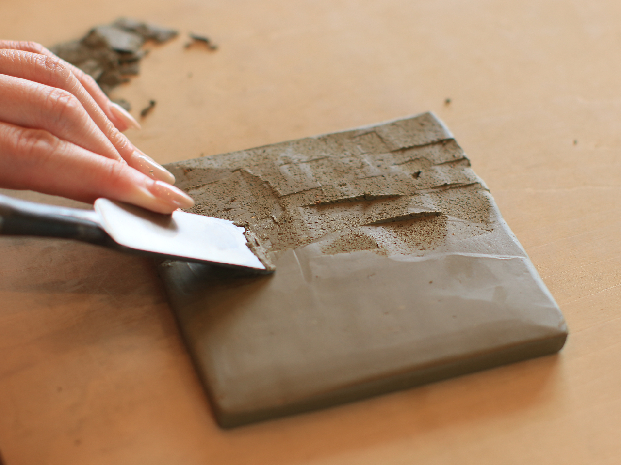 完成図をイメージしながら、いろんな道具でかたどっていきます