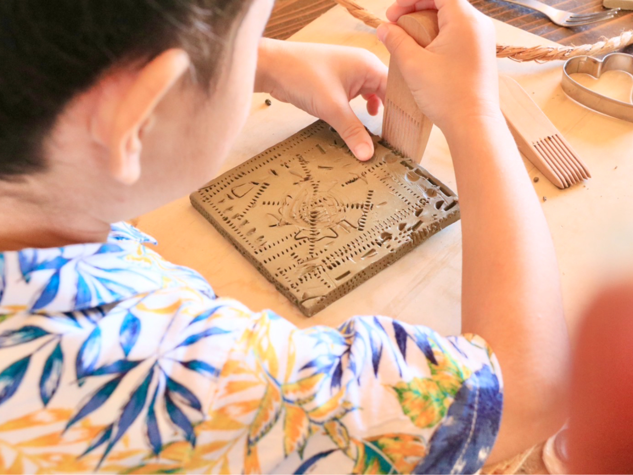 大人の方より意外とお子様が自由奔放に模っていきます。