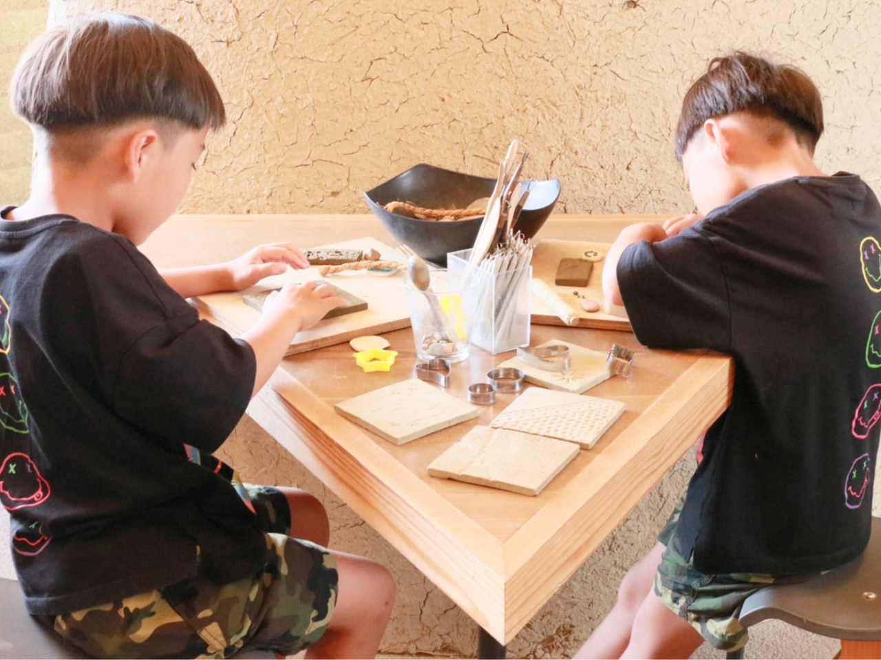 小石で押したり、木べらで模様をつけたり、表現方法は自由にアレンジ!