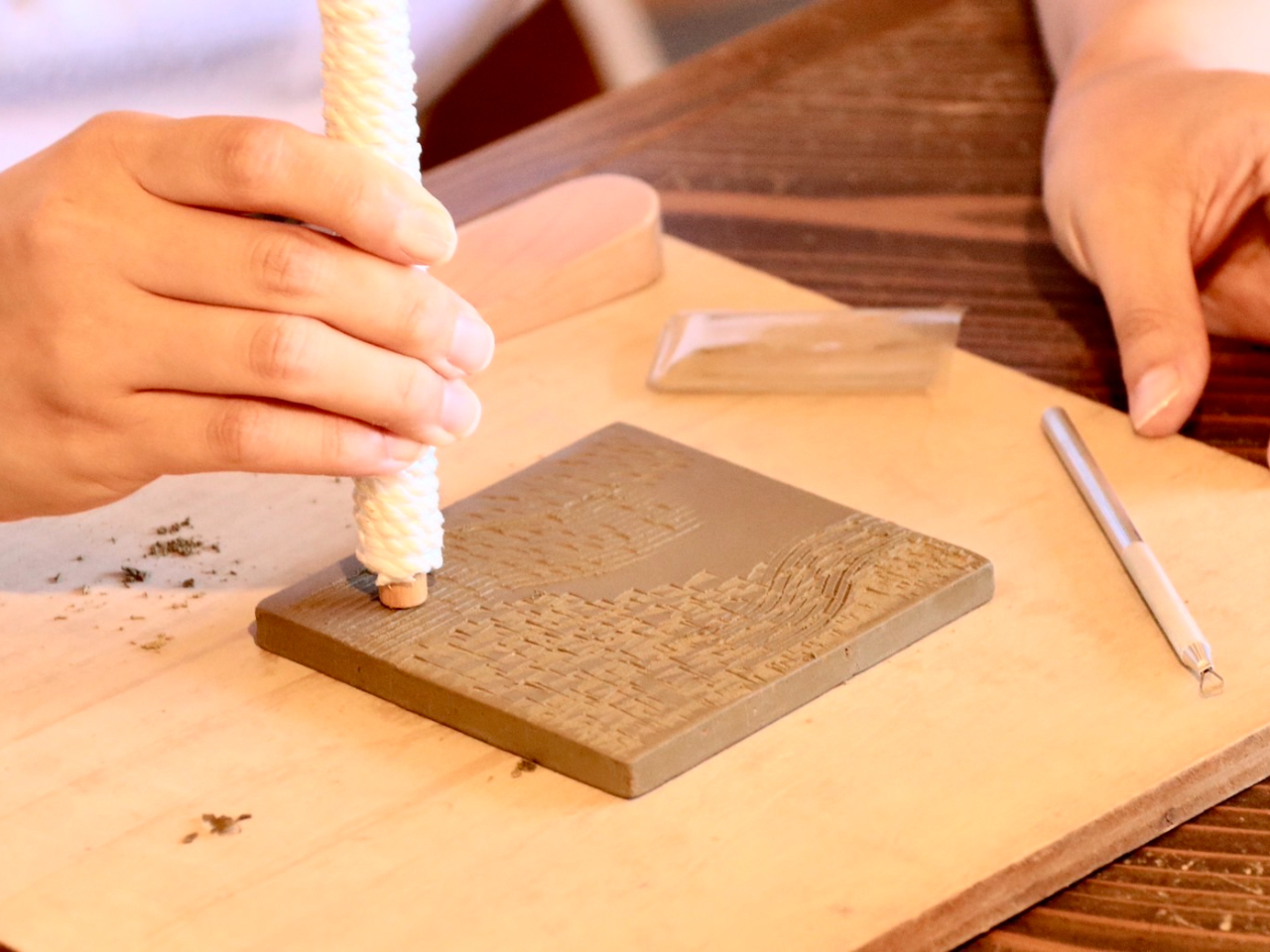 おしたり、ひいたり、柄をどんどん重ねていくと意外と面白い柄が現れます!足し算でいくのか、引き算でいくのか・・・