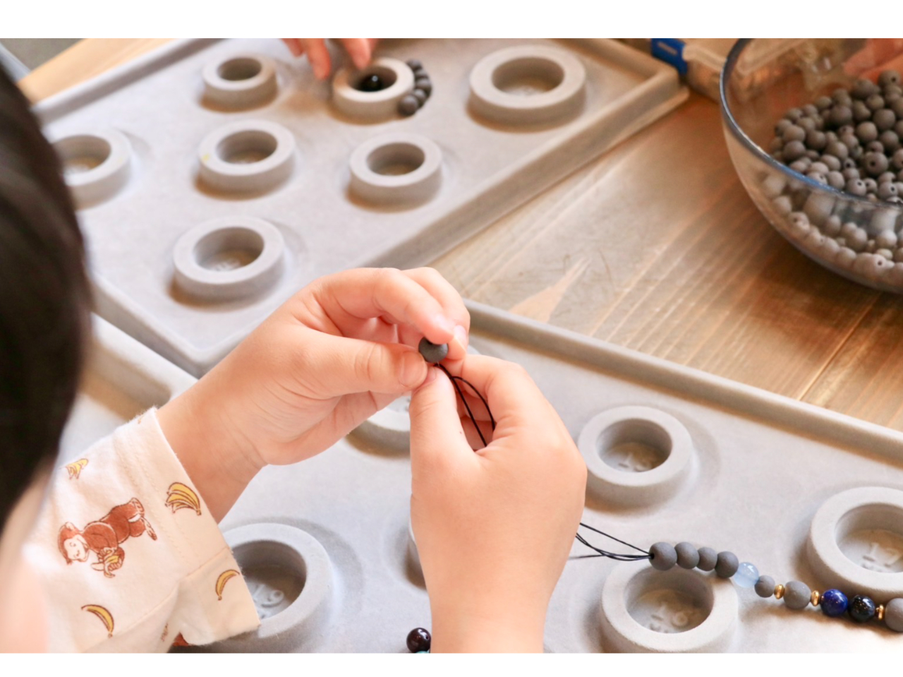 お気に入りのパーツを選んでブレスレット作り♪