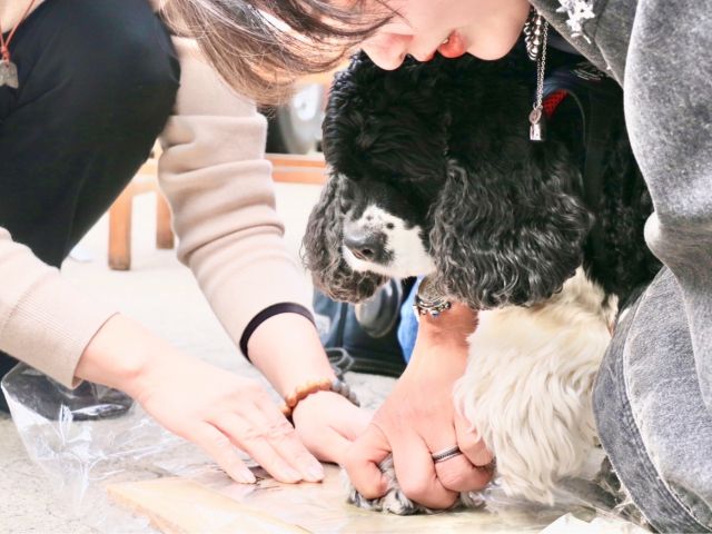 上手く足型を残すポイント★じんわり・ゆっくり:まんべんなく足を押して形を残すのがポイント♪