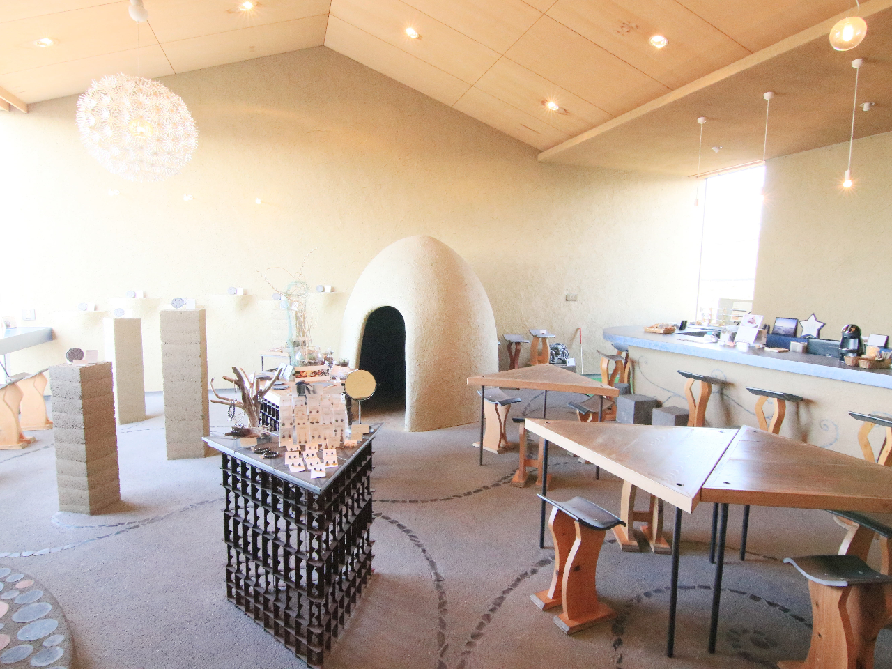 土でできたGALLERY、落ち着いた雰囲気と大きなから窓見えるオーシャンビューは癒しの空間です