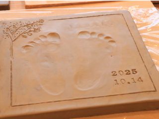 ≪瓦に刻むあしあと≫ Footprints etched in tiles.